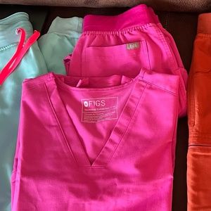 Figs Scrub Set- Electric Orchid